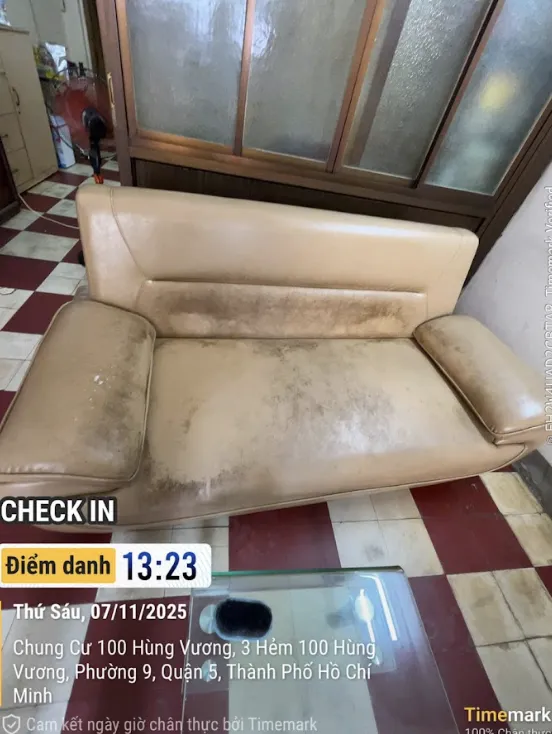 Vệ sinh ghế sofa phòng khách chuyên sâu, an toàn tại TP.HCM 1 Ghế sofa lâu ngày bị ẩm mốc gây ảnh hưởng đến không gian sống