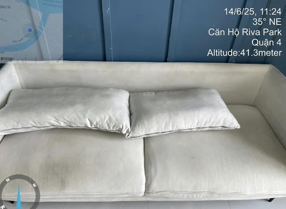 Vệ sinh ghế sofa phòng khách chuyên sâu, an toàn tại TP.HCM 2 Sofa có cảm giác ẩm ướt, bết dính hoặc có bụi mặm bám chặt vào vải, chứng tỏ đã có mức độ bẩn đáng kể